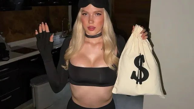 Milf blonde aux gros seins surprise voleuse suce une bite