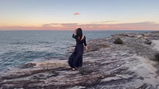 Jeune salope baisée par les vagues sur la falaise