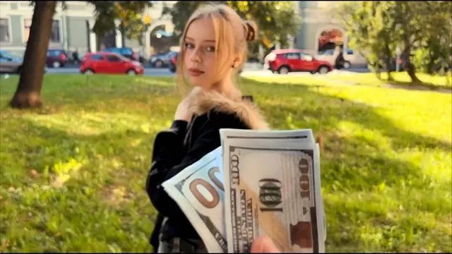 Jovem mãe tímida trai com pau grande por dinheiro