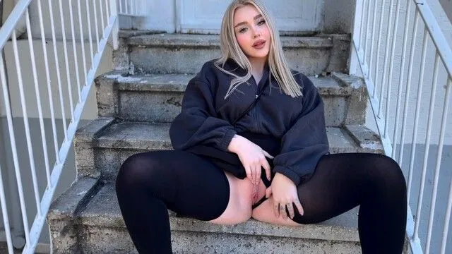 Salope montre seins et chatte sur 1er rdv baise rue