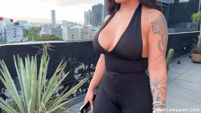 Latina mexicaine barbara montre son gros cul