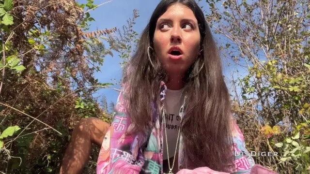 секс в горах с девкой, писающей на природе