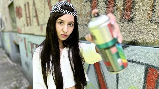 Milf atrapa a teen graffitero - trato anal mamada