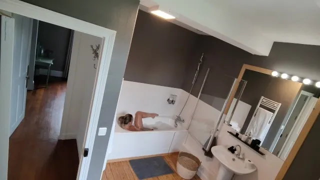 Bath time pussy play: intimate self-touch session