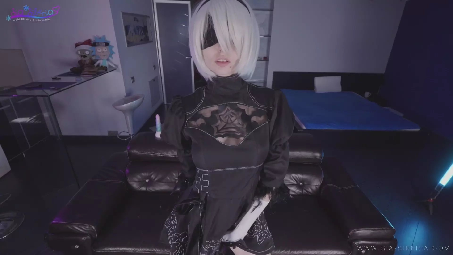 2b from nier automata fucks herself with 2 dildos