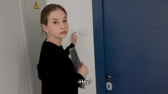 L'administratrice milf anna résout les problèmes par l'anal et la f...