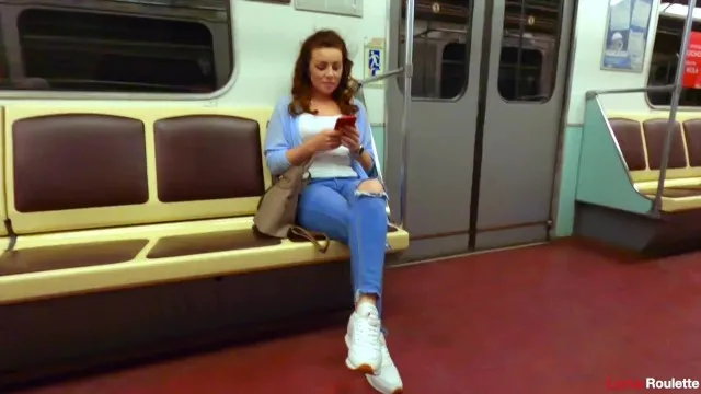 Milf du métro suce un ado et avale son foutre