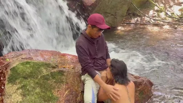 Linda chica desconocida follada en la selva