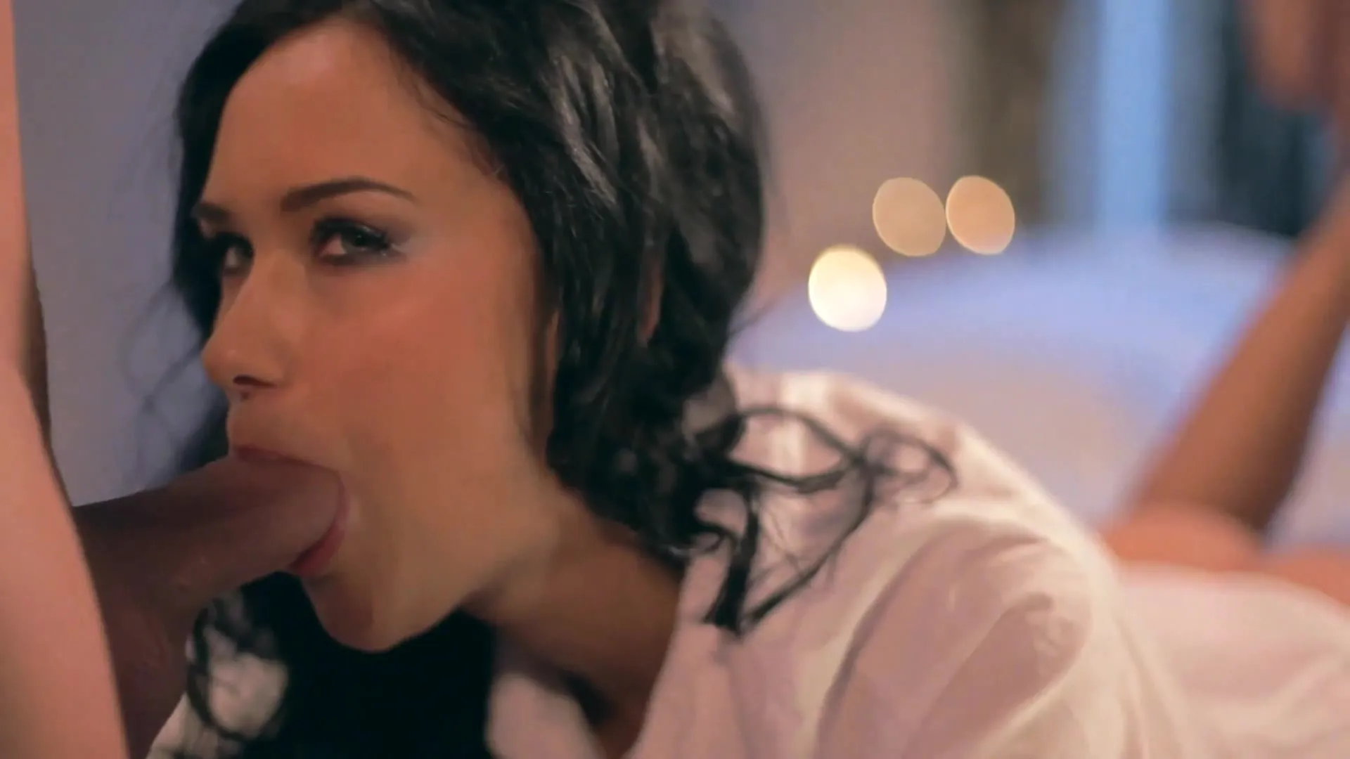 Brunette bedtime blowjob
