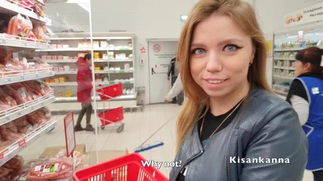 Vi a una milf en la tienda, la follé duro y me corrí