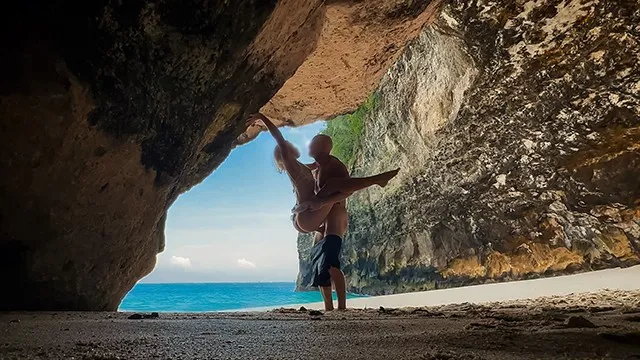 Wilder sex am strand mit heißer sperma-bedeckung