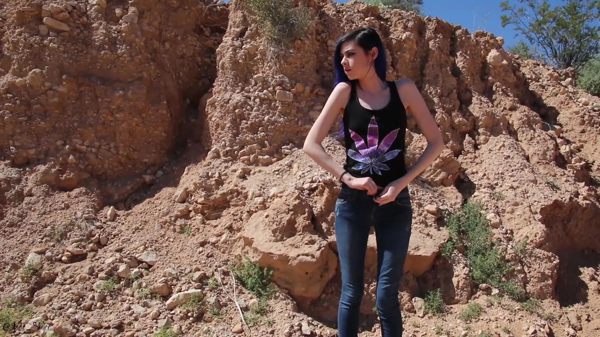 Public outdoors glass toy makes her cum