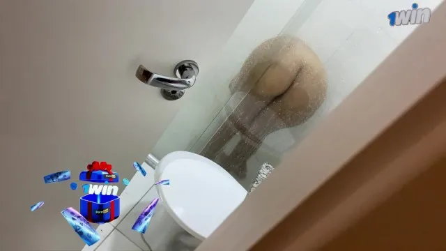 Se baña con la puerta abierta, sabe cómo llamarme