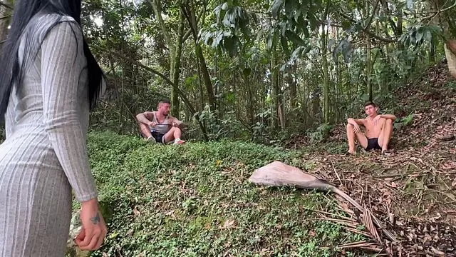 कोलंबियन मिल्फ़ बेघरों के साथ एनल थ्रीसम