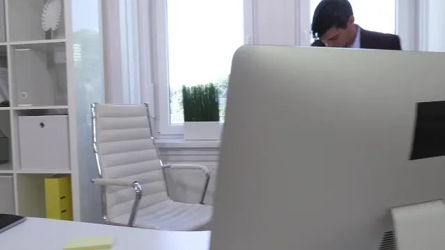 رئيسة ميلف ومتدربة مراهقة في شؤون المكتب