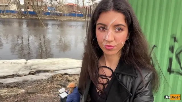 Milf cubierta de semen pasea tras facial