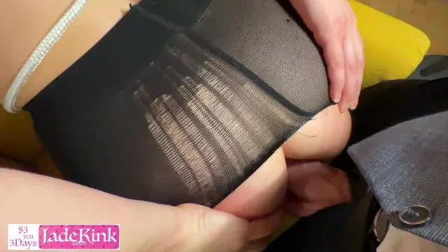 Soumise se fait défoncer anal, vaginal et buccal en bdsm