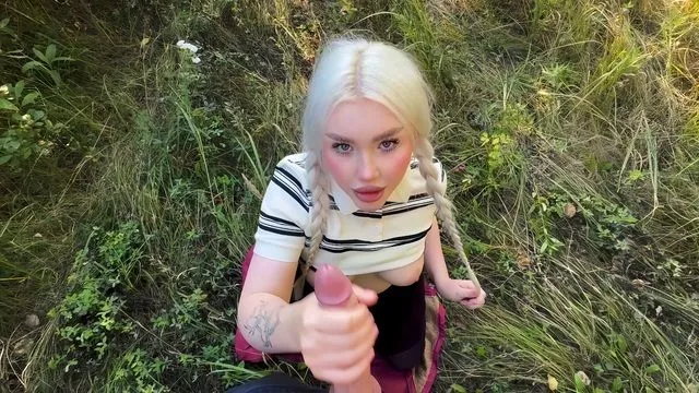 Belle à gros cul paie son voyage par sexe en forêt