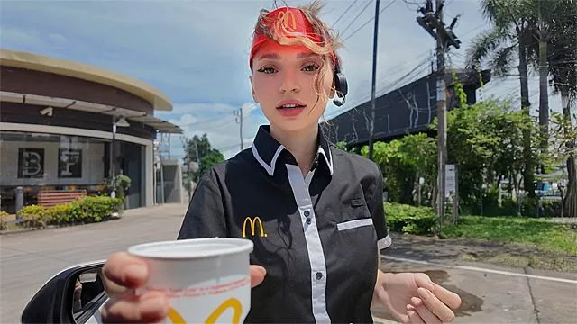 La fille mcdo se trompe de commande et se rattrape bien