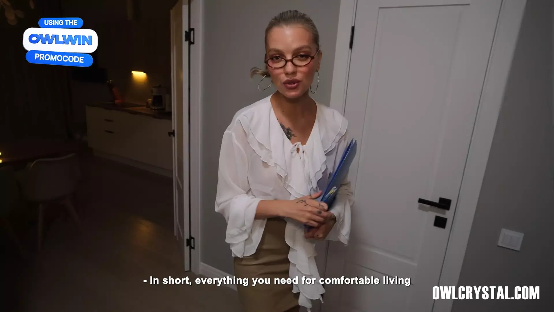 Big ass realtor gets cumshot during apartment viewing