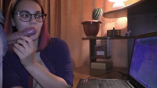 Chica gamer hace una mamada mientras ...