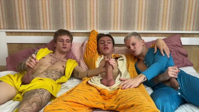 Twinks im schlafanzug anal blowjob fickfest