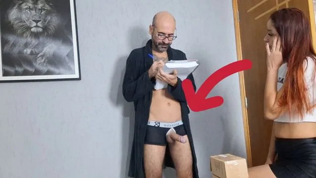 курьер обслуживает старика с обнажённым членом
