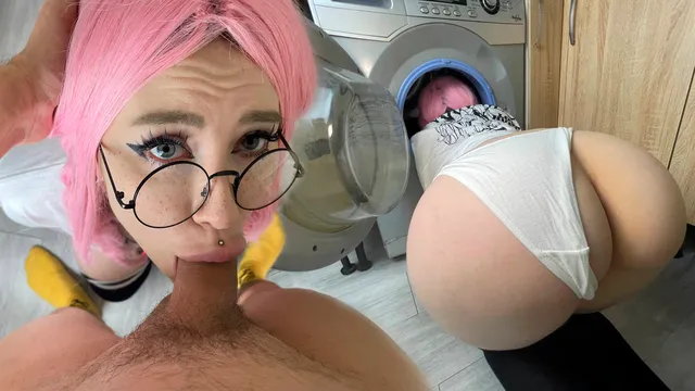 Demi-sœur coincée dans laveuse se fait baiser