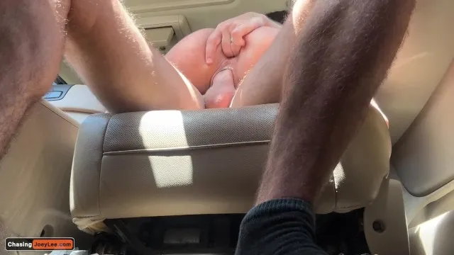 Sexos intenso en coche con mav y babe en el asiento del conductor
