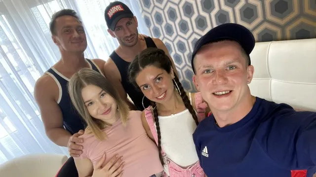 Deux beautés profitent d'un gangbang anal avec grosses bites