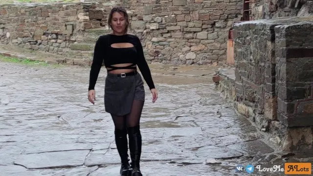 مصّ العضو في الهواء الطلق بالحصن القديم: غريب يمصّ لي