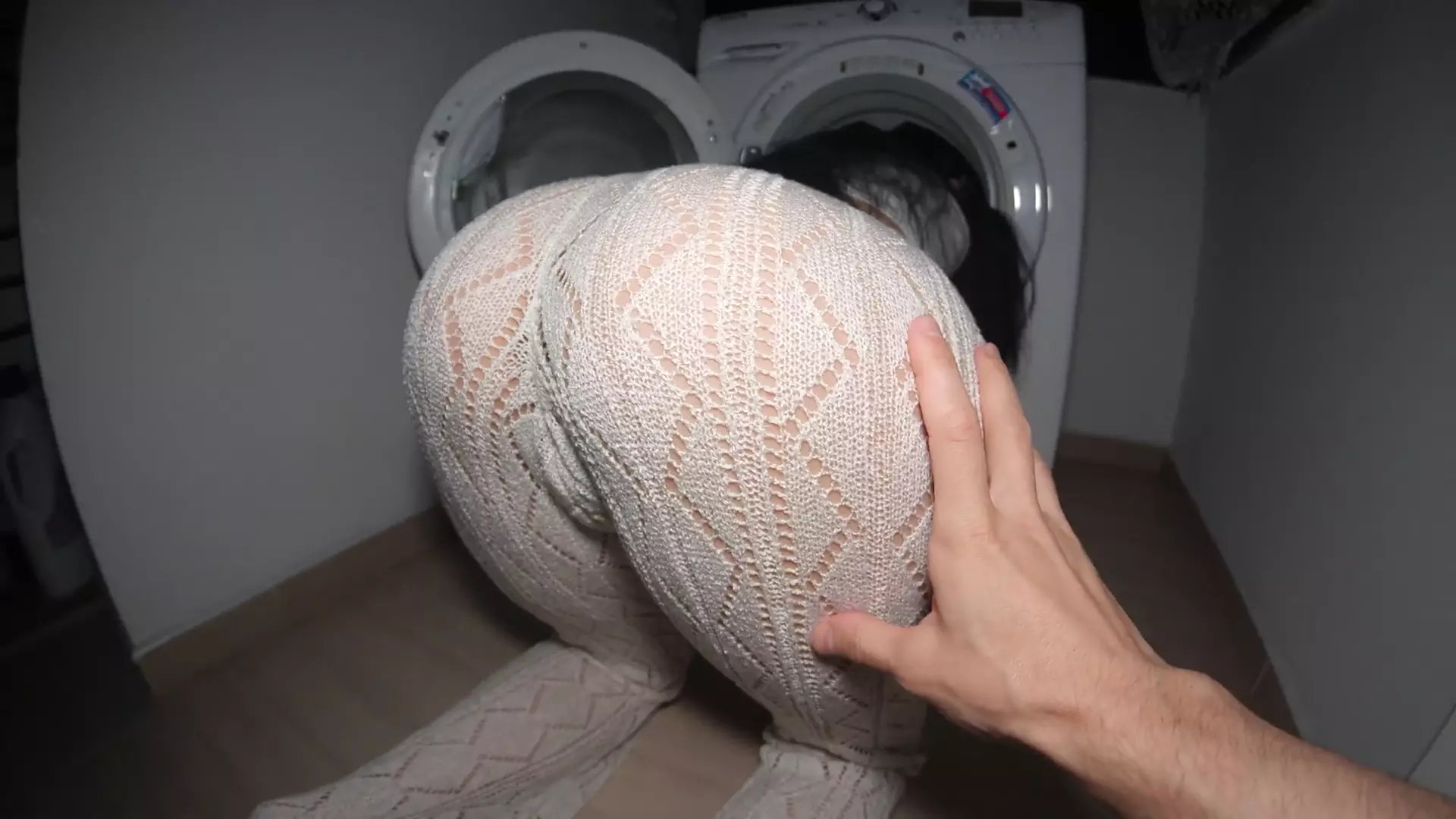 الأخت غير الشقيقة العالقة تحصل على زب كبير ومني في كس ضيق