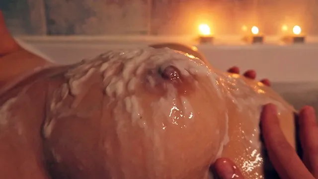 ثدي كبير مدهون ومغطى بالمني الأبيض