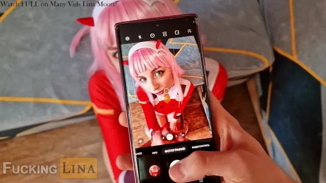 Cosplay-mitbewohnerin hilft bei anal-blowjob