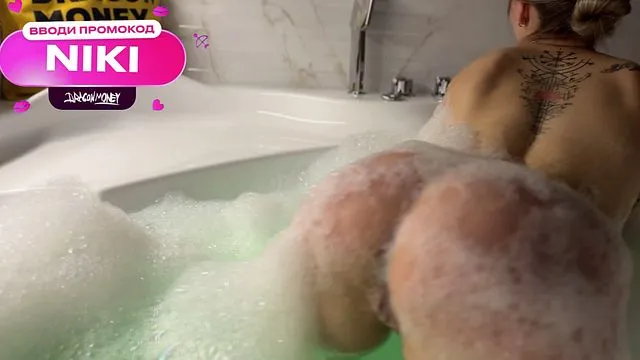 سكس شرجي حميم في الجاكوزي مع شابة ناضجة ومراهقة هواة وبظر