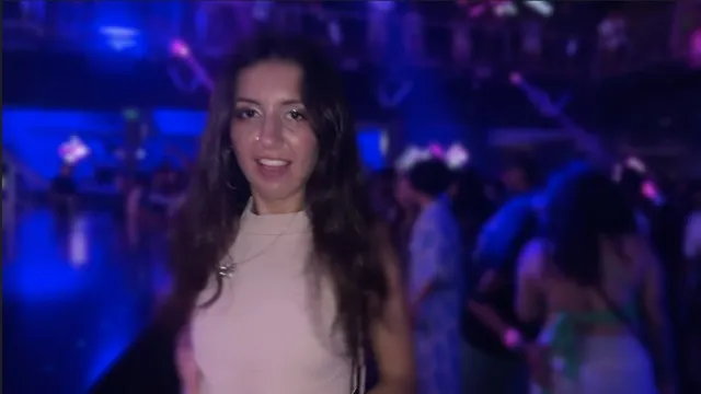 Follada en baño de club con joven amateur cachonda