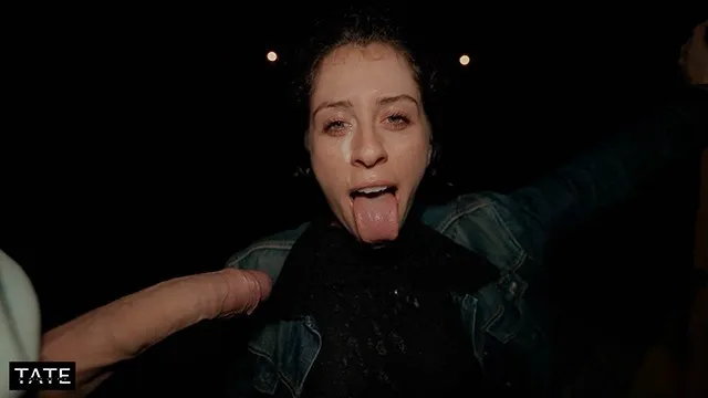 Fête risquée finit par une éjaculation faciale massive