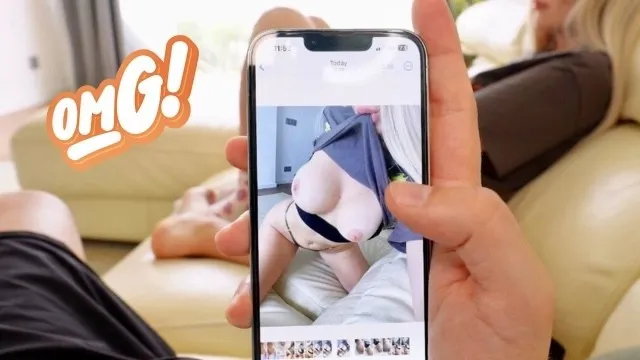 Hermanastra pillada tomando nudes es ...