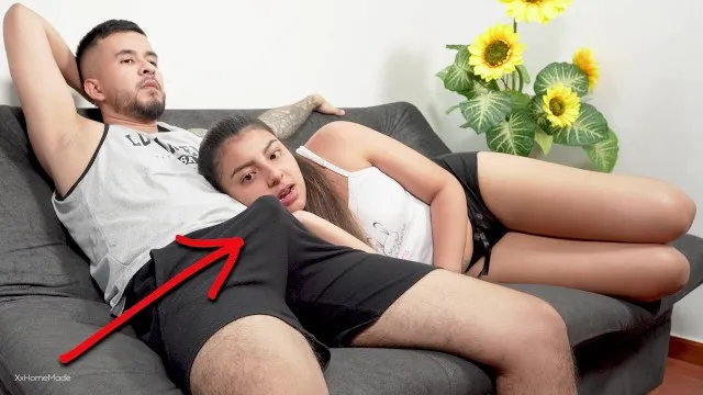 義理の妹が勃起を見つけて射精を手伝ってくれる