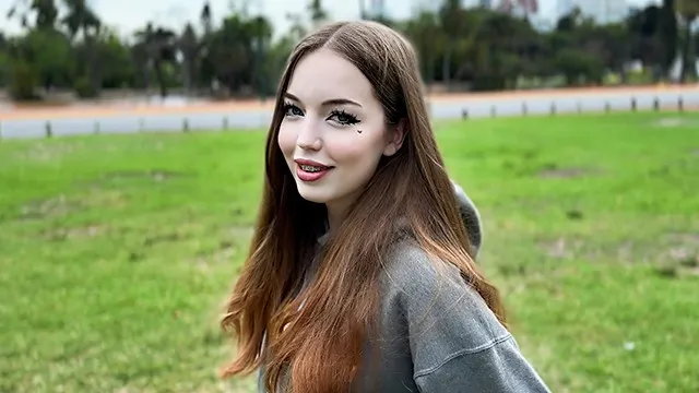 見知らぬ女の子が私のナカダシを手伝ってくれた