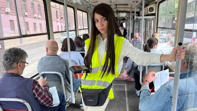 قائدة الباص الكبيرة تضاجع مراهقا شرجيا