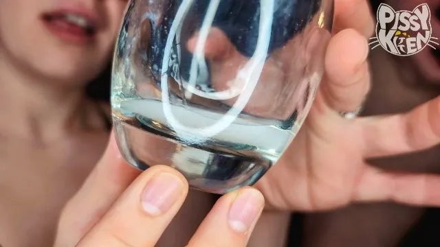 रिमजॉब milf गुदा खेल के बाद मूत-वीर्य कॉकटेल पीती है