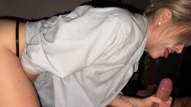 Milf voisine excitée sodomise un ado au lieu d'étudier