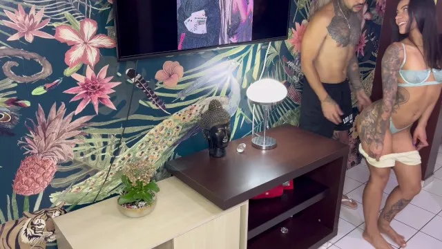 Seduzi meu patro enquanto limpava a sala dele