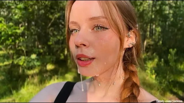 Loira de olhos verdes faz o melhor boquete na floresta