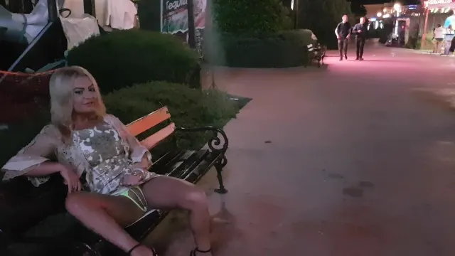 أمي ساخنة تستمني وتتبول في الشارع