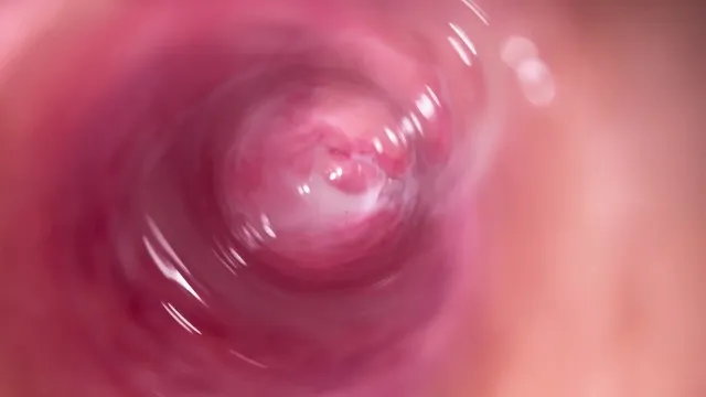 أخت زوجية مراهقة تُظهر داخل كسها الكريمي العميق