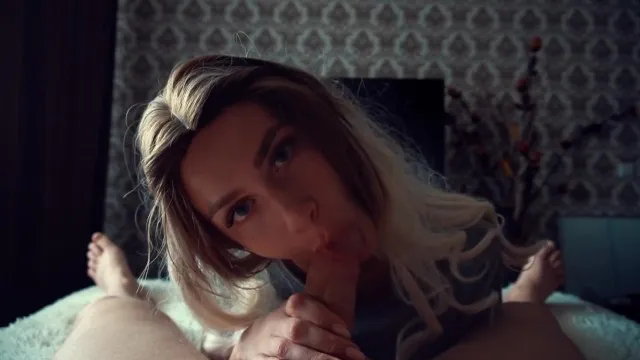 نيك عميق للفتاة بينما الآباء بعيدون