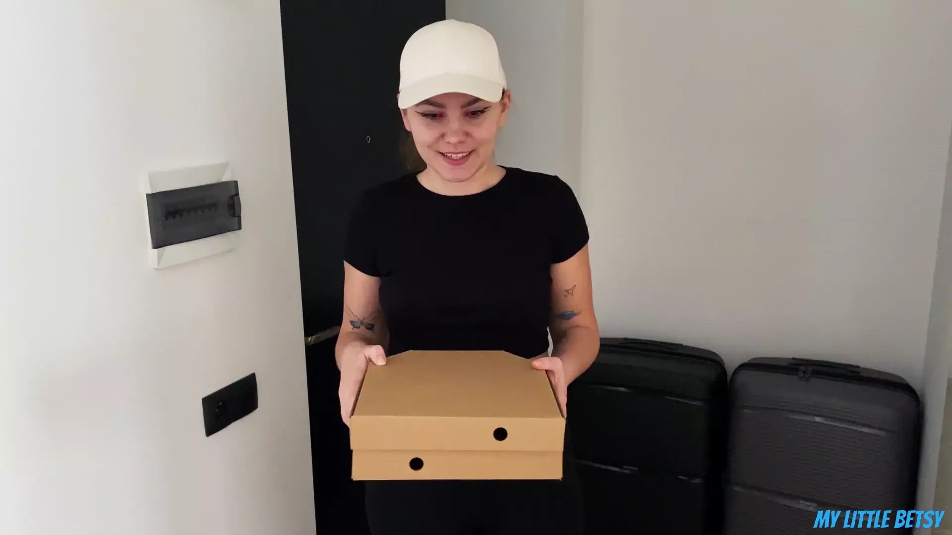 ساعية مريضة لطيفة تتناك وتقذف في فمها