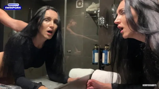 熟女教练用肛交口交激励少女